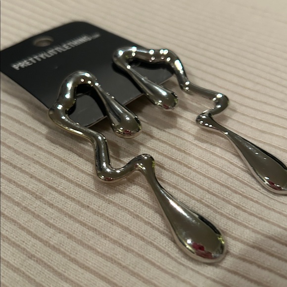 PRETTYLITTLETHING Silver Abstract Curved Drop Statement Earrings NWT - Picture 3 of 5